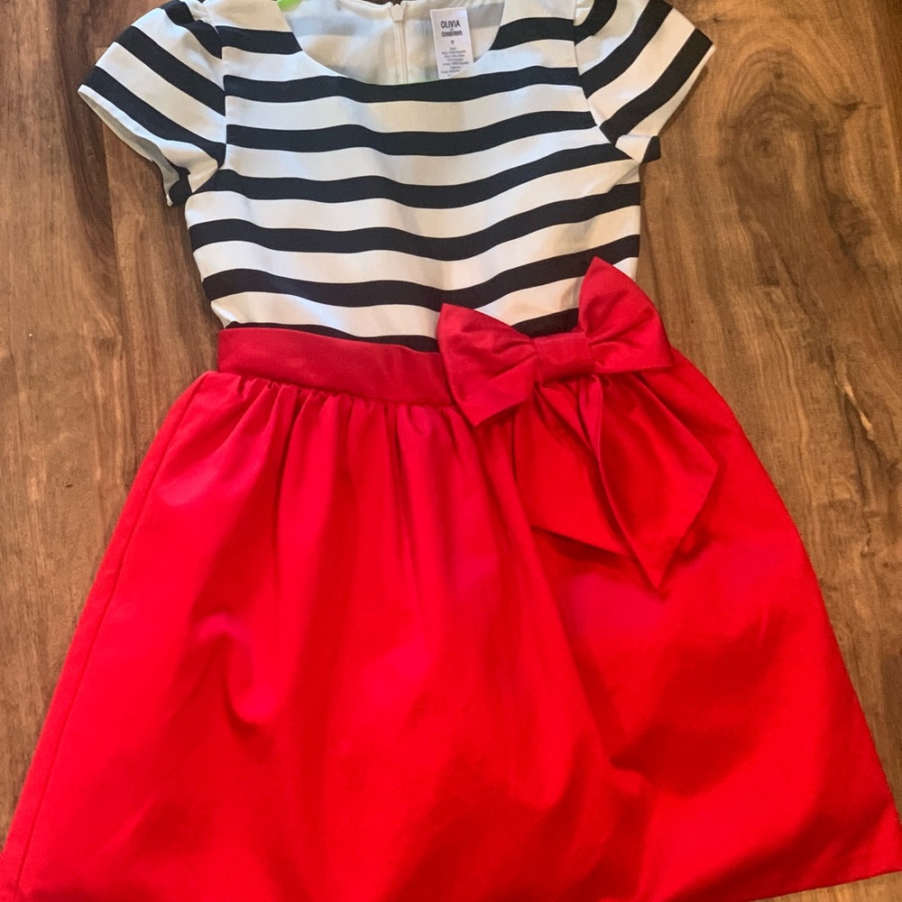 Beautiful NWT sz 7 satin dress with underskirt